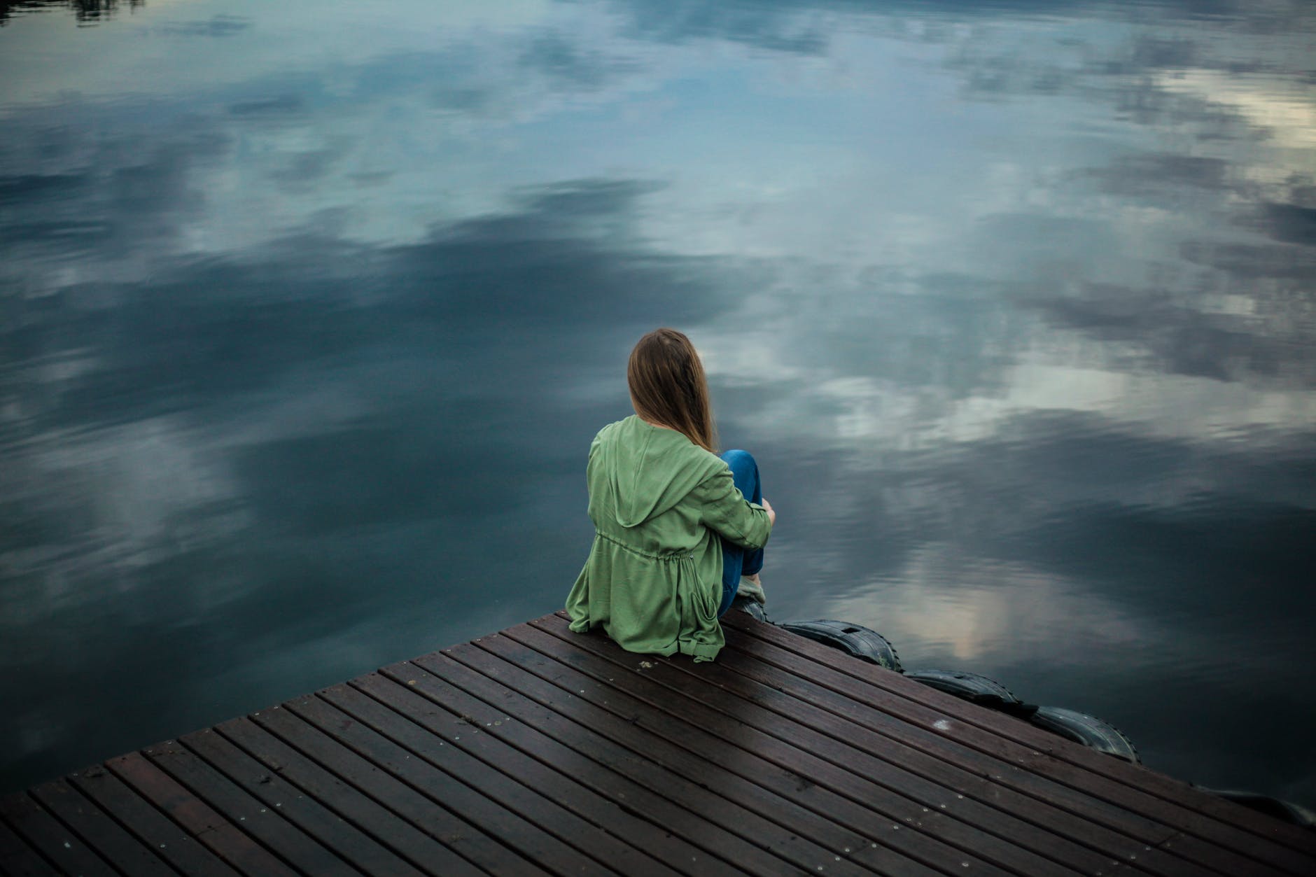 4 эффективных способа снятия стресса woman sitting on wooden planks
